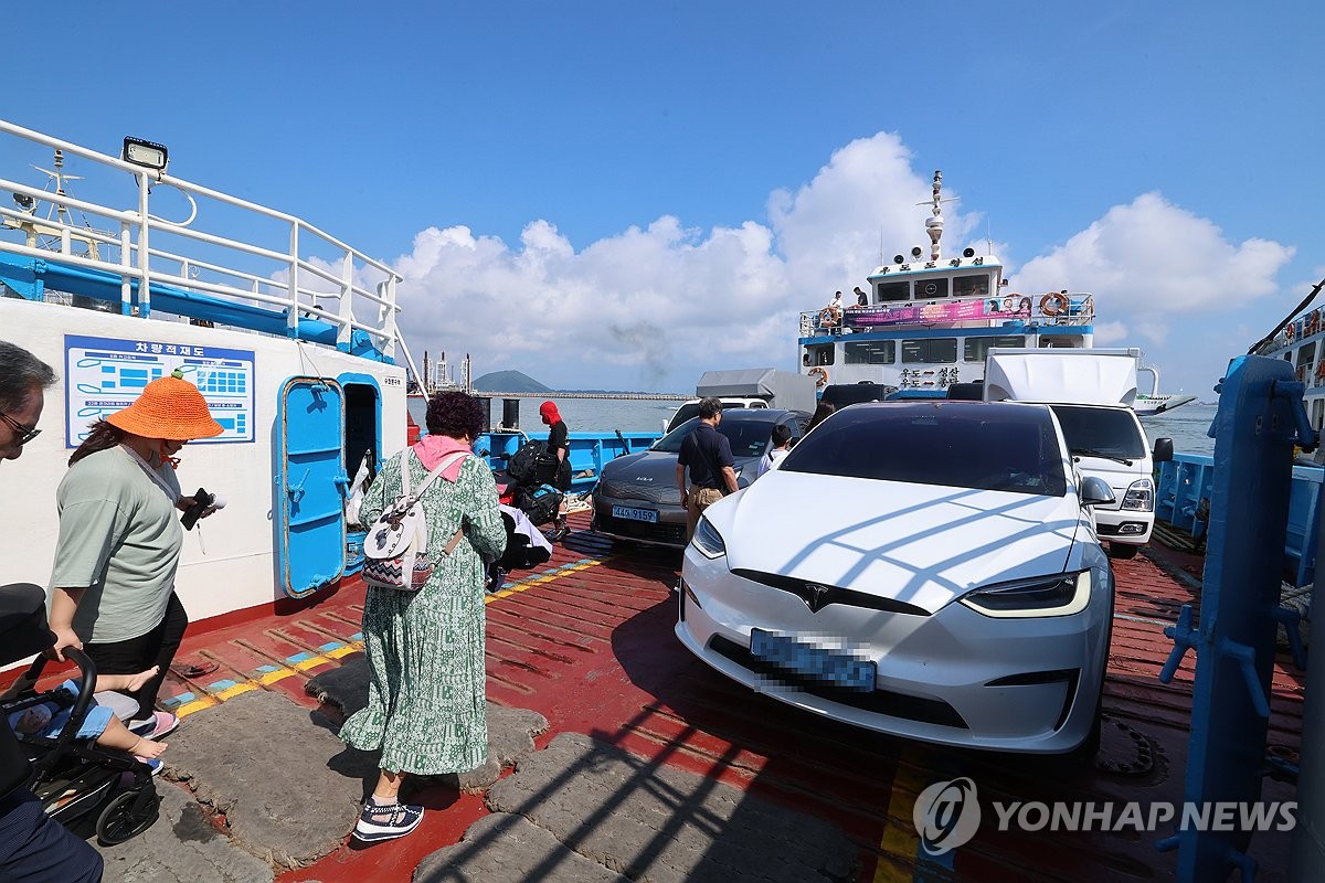 제주 우도서 8년 만에 전세버스·전기렌터카 운행 허용