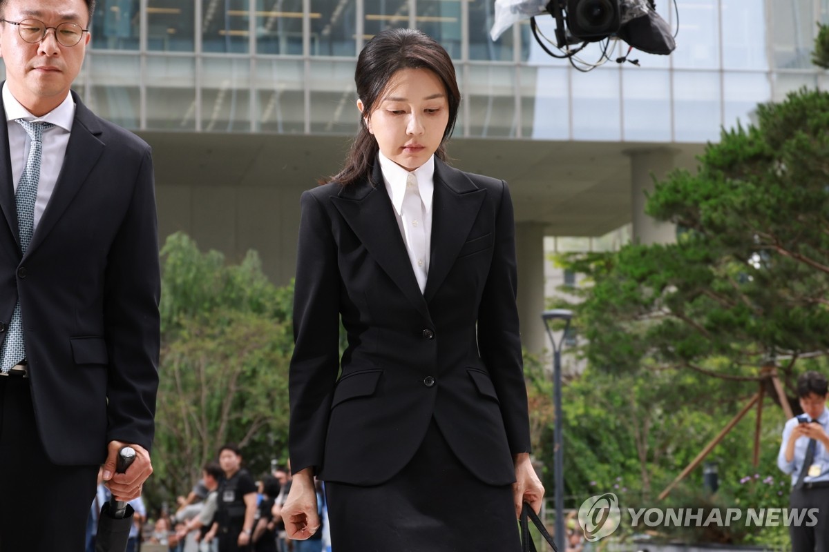 [속보] 김건희 "아무것도 아닌 사람이 심려 끼쳐…수사 잘 받겠다"