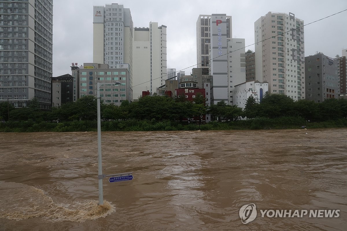 시간당 60mm 극한호우…경기북부 곳곳 주민 고립·도로 통제