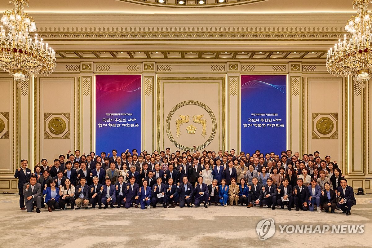 與 "이르면 내년 지방선거때 개헌 국민투표"…2단계 방안도 거론