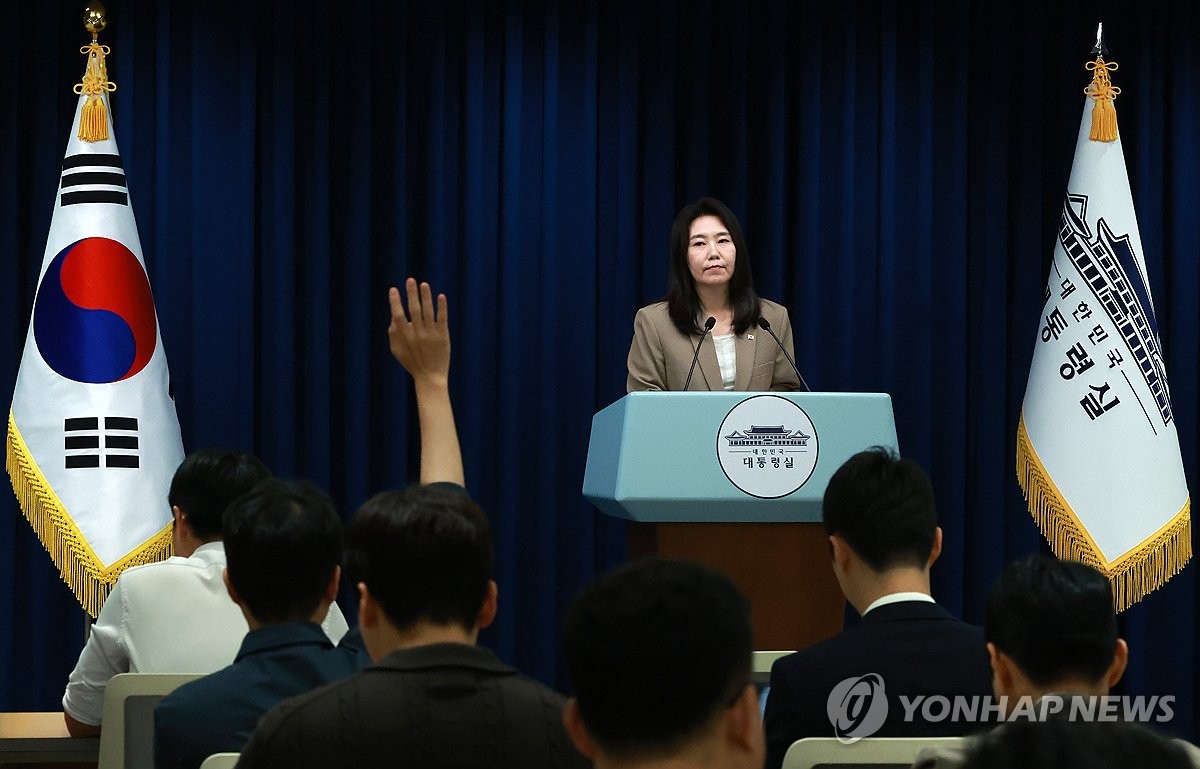 대통령실, 지지율 하락에 "국민 목소리 경청하고 있다"