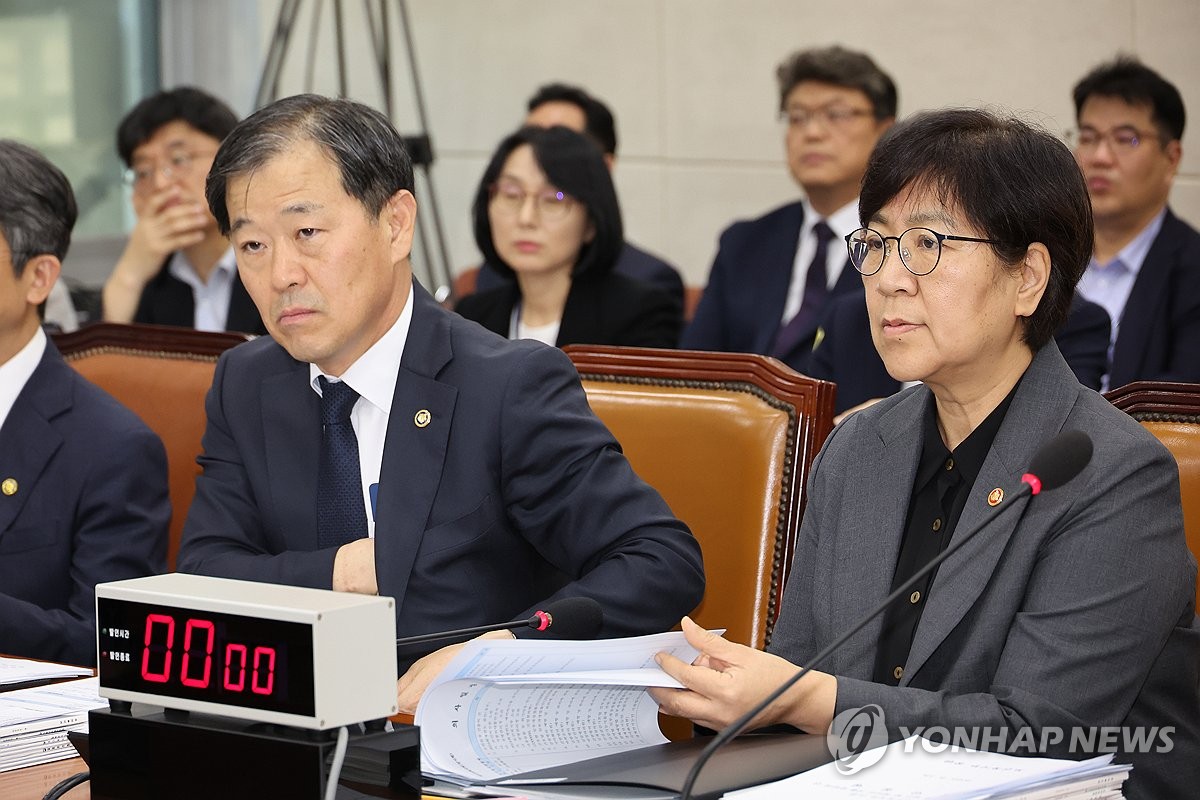 복지부 "지역의사제 도입하고 공공의료사관학교 설립"