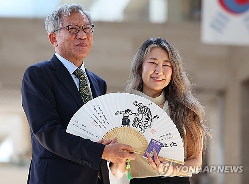백자 달항아리 마주한 '케데헌' 감독 "아이디어가 떠오르네요"