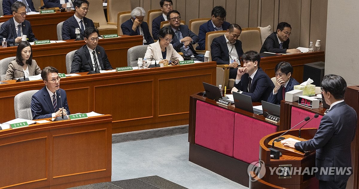 與 "김건희, 종묘서 왕도 못누린 호사"…유산청장 "부적절 사례"