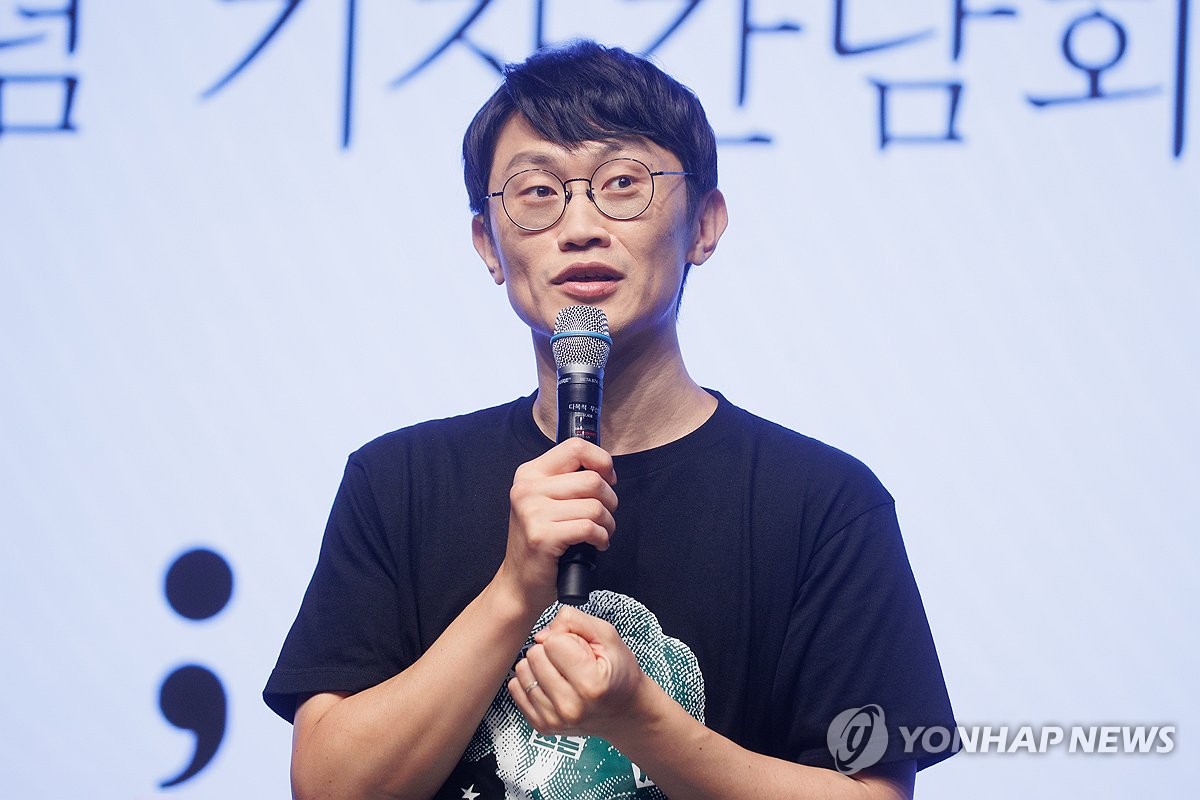 에세이 낸 윤덕원 창작 20년, '열심히 대충 쓰자' 깨달았죠