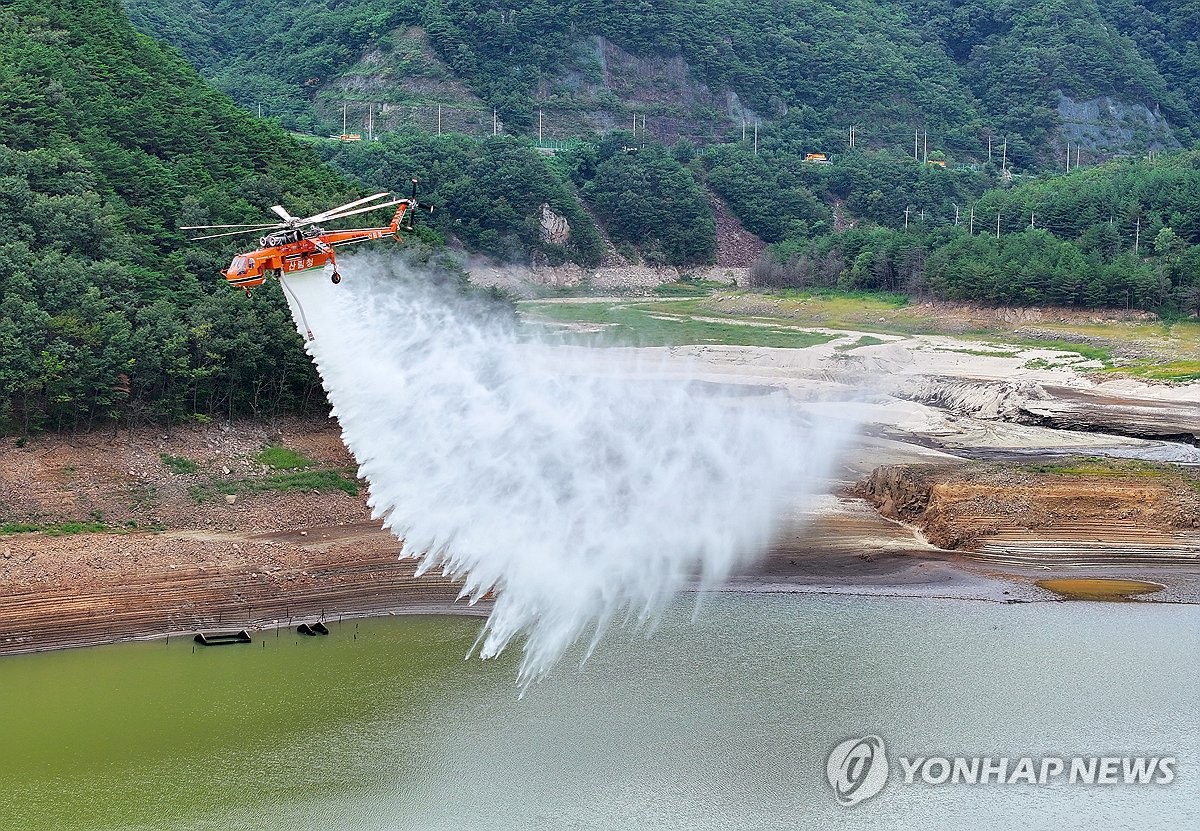 「最悪の干ばつ」にヘリ投入 「最悪の干ばつ」にヘリ投入