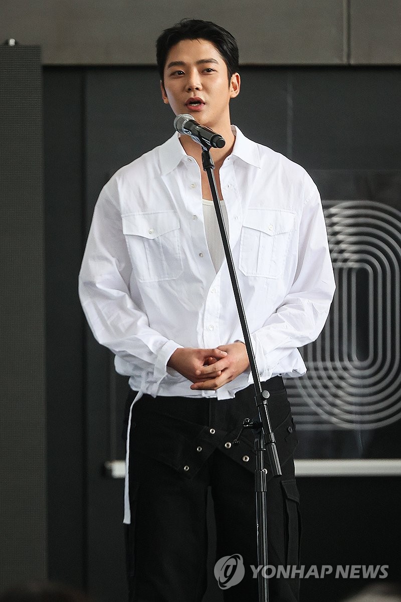 팬들에게 인사하는 로운