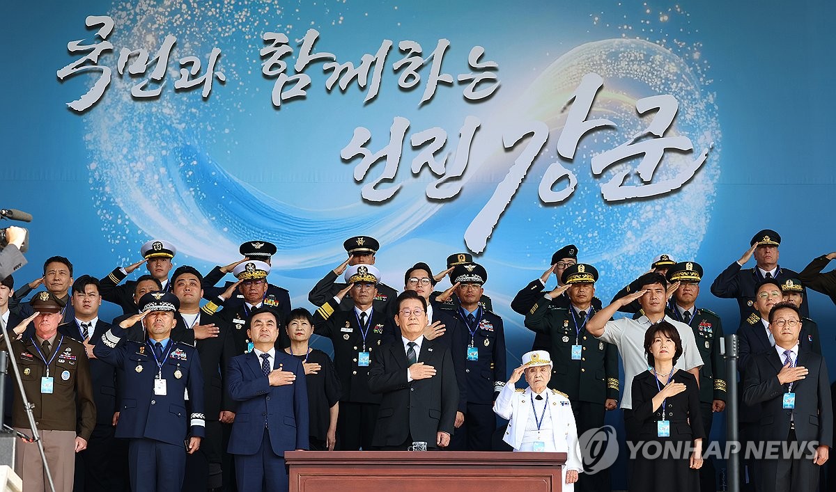 국기에 경례하는 이재명 대통령