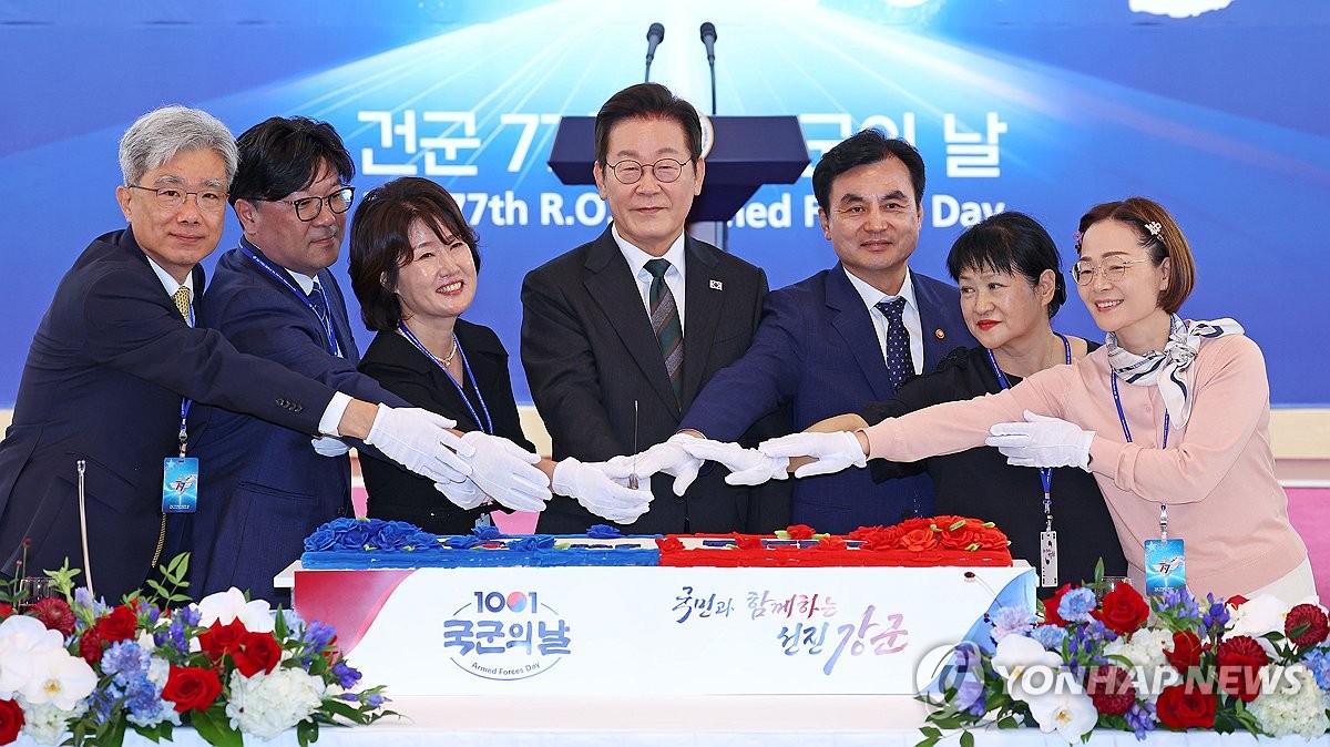 국군의 날 축하 떡 자르는 이재명 대통령