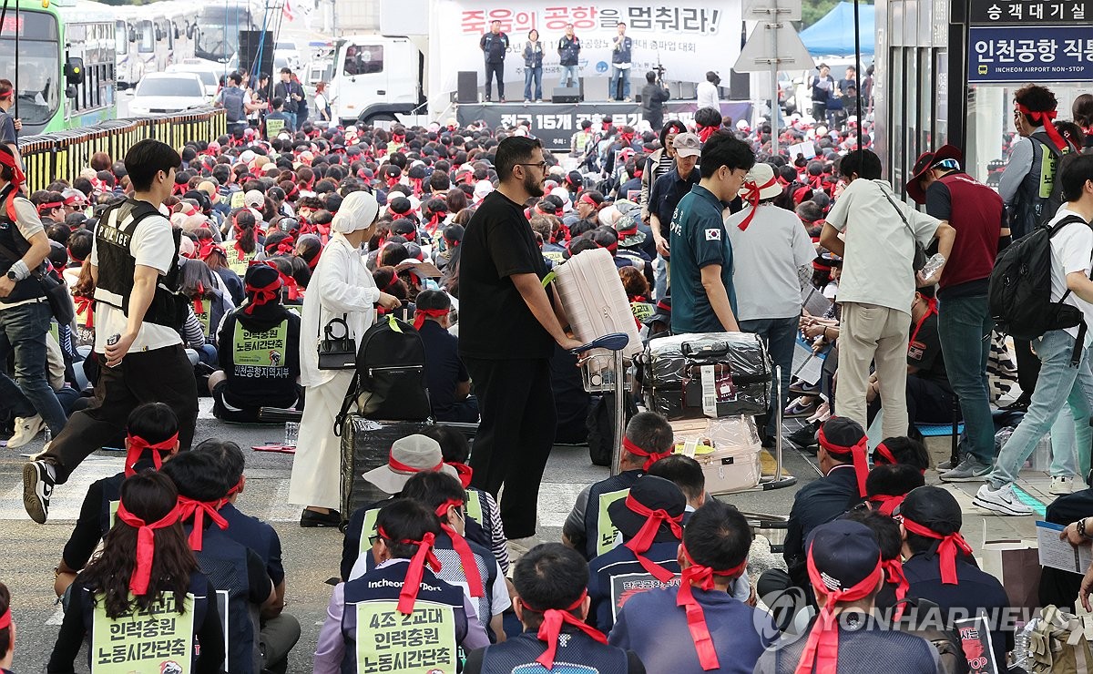 총파업 대회 속 외국인 관광객
