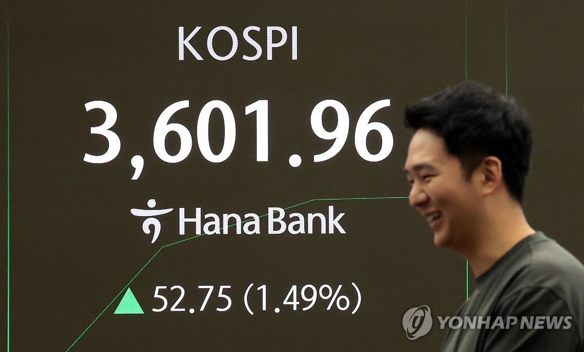 (LEAD) Seoul shares hit all-time high on Samsung, SK hynix; won slides to over 5-month low