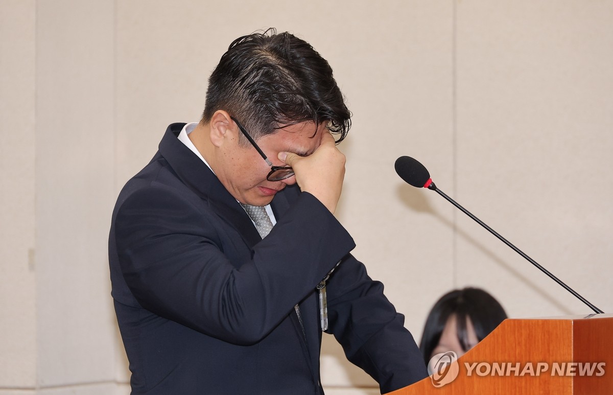 국감장에서 눈물 흘리는 문지석 검사