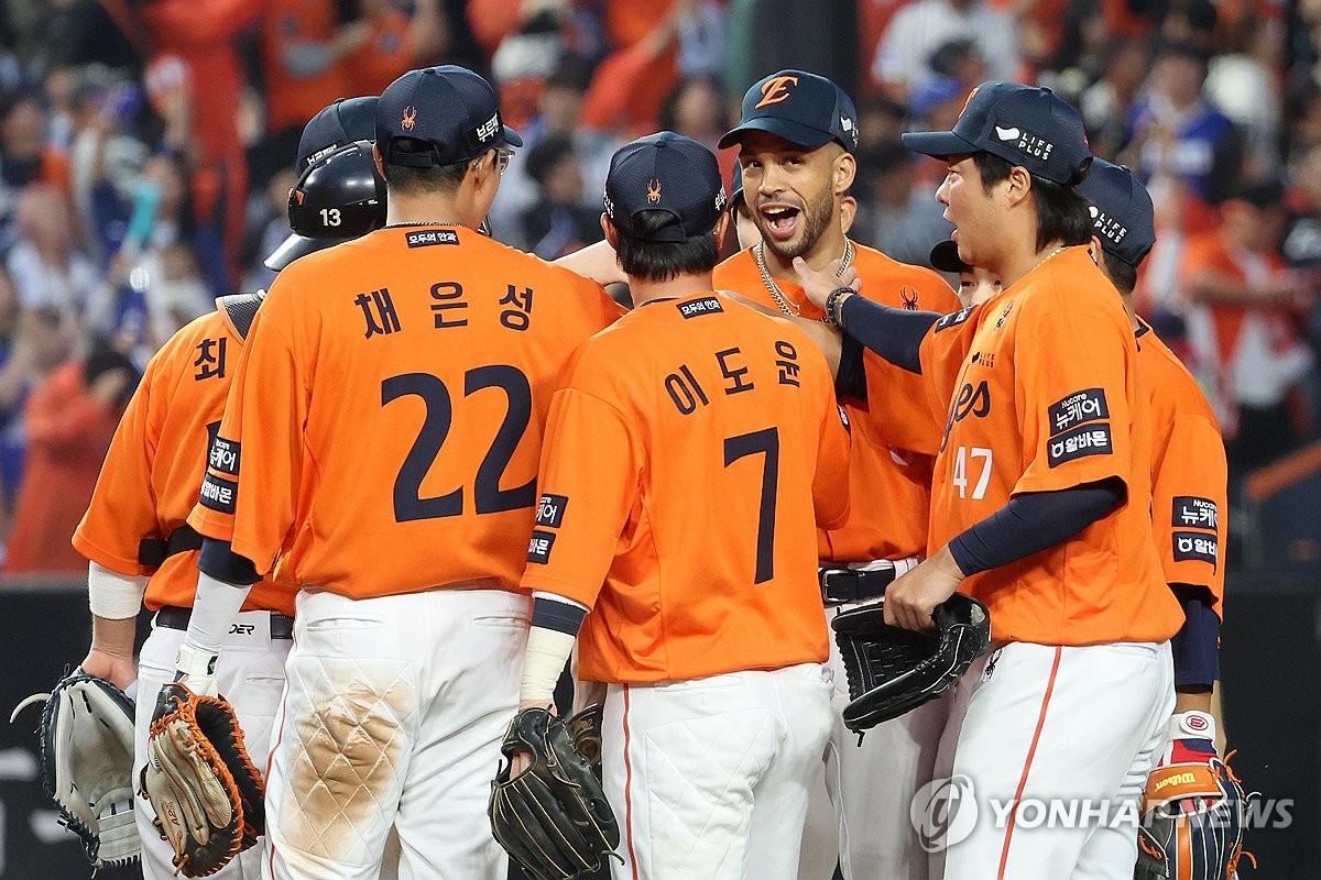 최소 실책 1, 2위 한화·삼성, PO 1차전 외야서만 실책 3개
