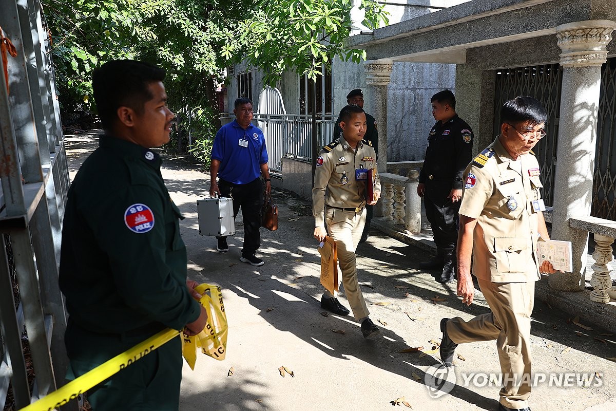 부검 마치고 떠나는 현지 당국자들