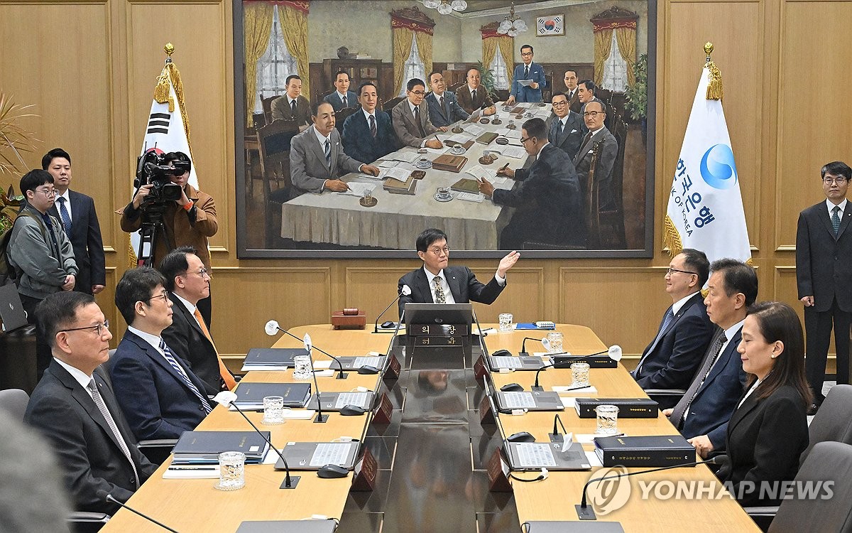 금통위 참석한 이창용 한국은행 총재