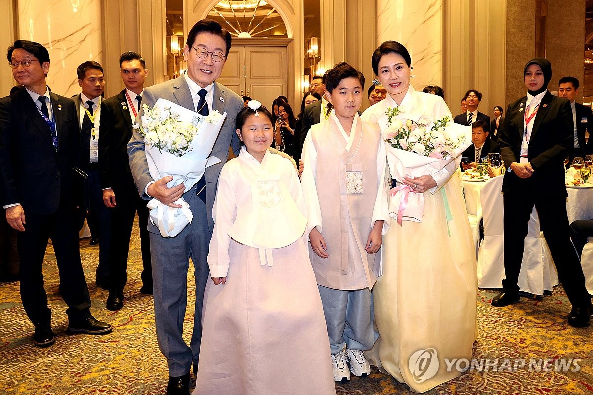 이재명 대통령 내외와 화동
