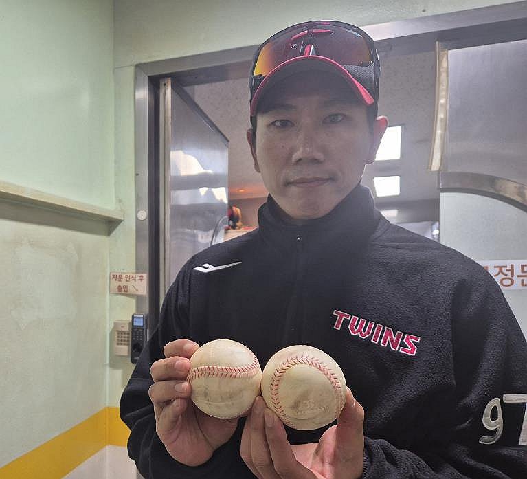 특수 고무공 소개하는 모창민 LG 트윈스 코치