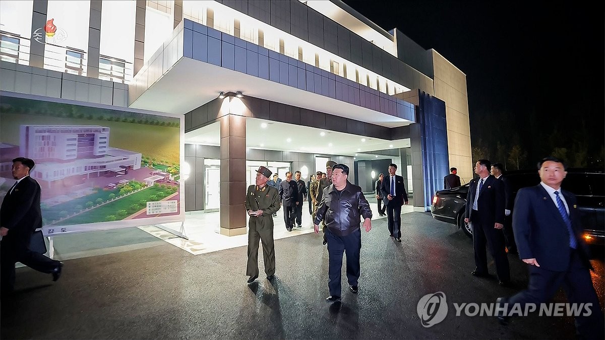 김정은, 완공 앞둔 강동군병원 시찰