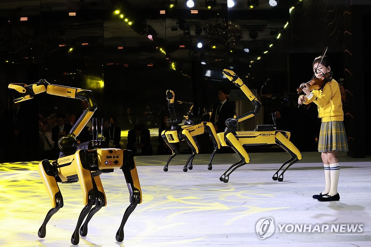 사족보행 반려로봇 '스팟'과 바이올린 연주 공연