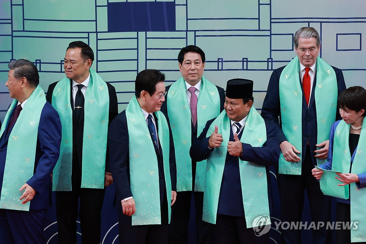 엄지손가락 치켜올린 수비안토 인도네시아 대통령