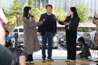 경찰, 위증혐의 김영환 충북지사 4시간여 조사…金 "정치탄압"