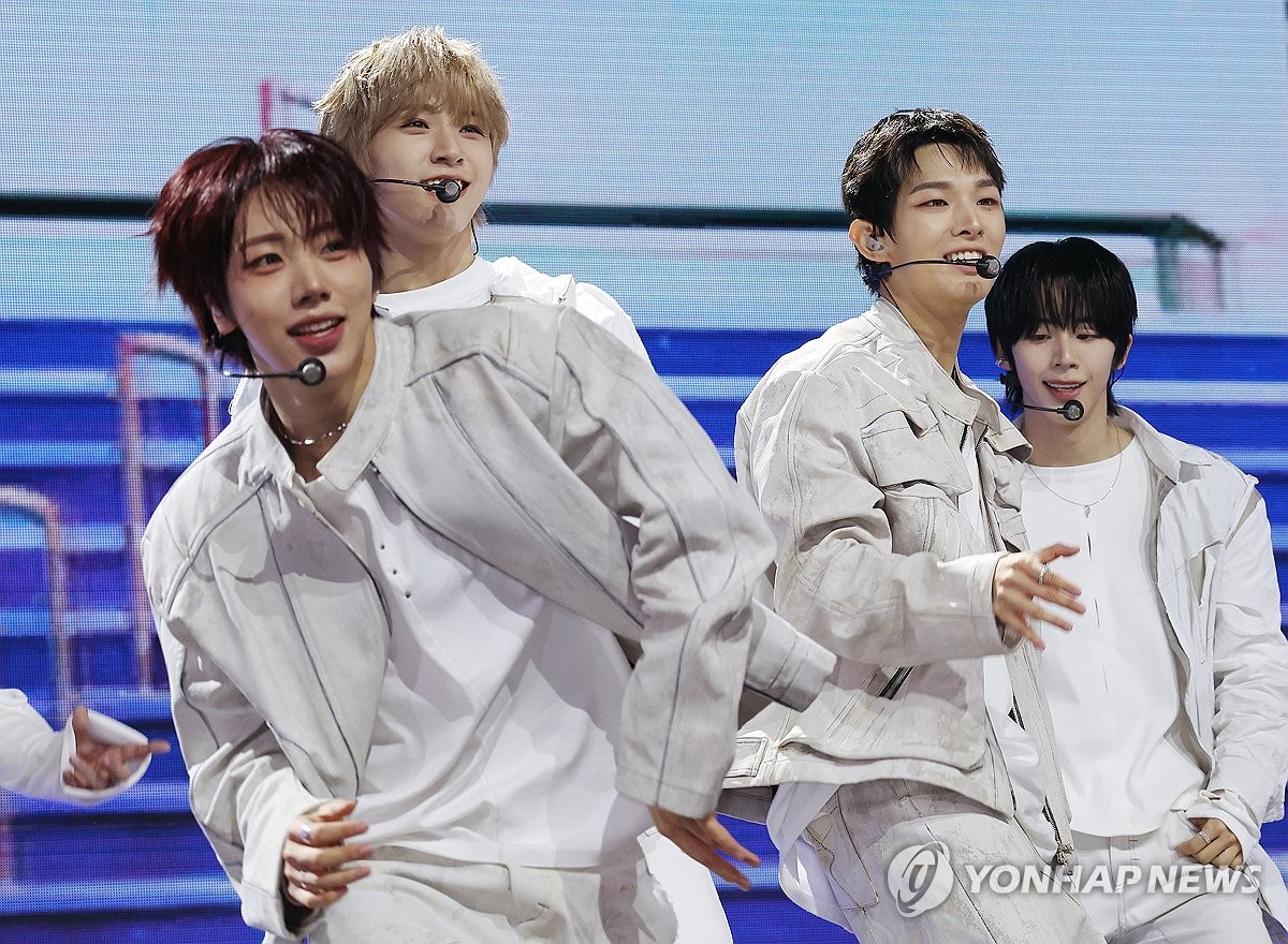 K-POPボーイズグループAhofがパフォーマンス