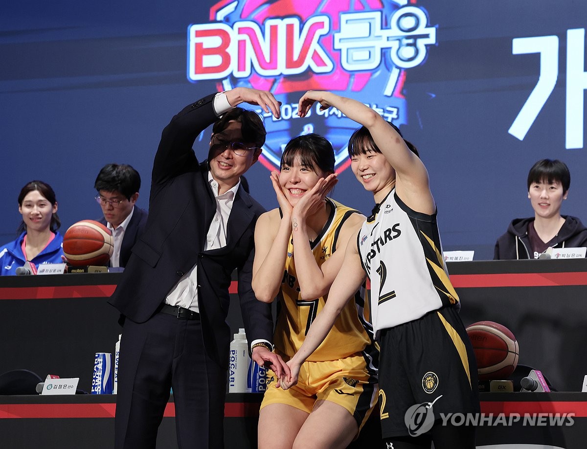 포즈 취하는 여자프로농구 KB스타즈 감독과 선수들