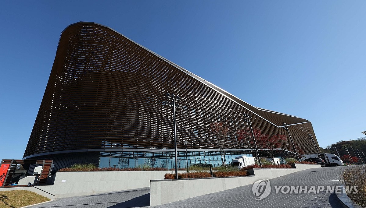 양탄자 잔디에 최신식 시설…홍명보호, 새 둥지 천안과 첫 만남