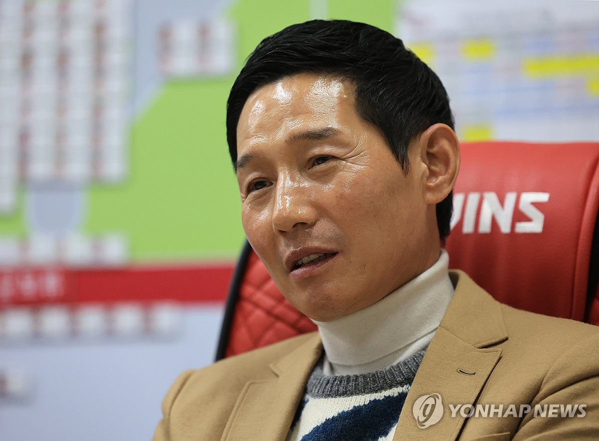 인터뷰하는 LG트윈스 염경엽 감독