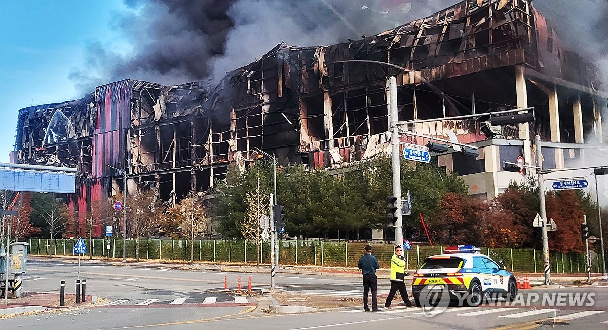 이랜드 화재 관련 뉴스 - 천안 이랜드 물류센터 화재 이틀째 진화작업…건물 일부 붕괴(종합)