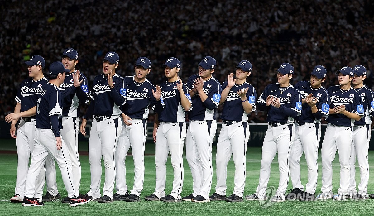 선수들과 하이파이브 나누는 류지현 감독