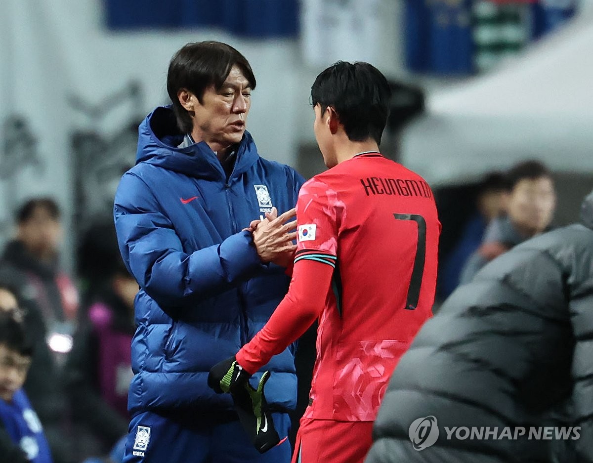 후반전 교체되는 손흥민