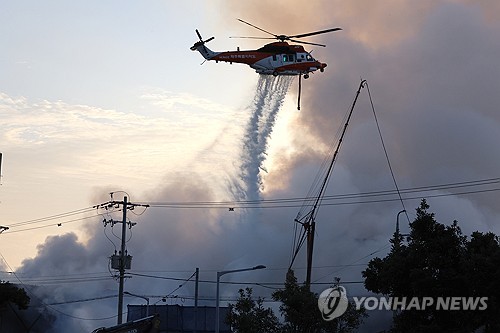 Hélicoptère luttant contre un incendie