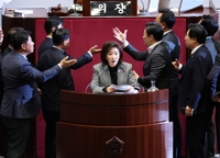 고성에 자리 박차고 나가기도…여야, 필버 극한 대치로 아수라장