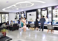 &apos;까르띠에&apos; 상표 등장한 평양 안경점…&quot;전문적 봉사기지&quot;