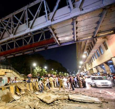 인도 뭄바이 육교 붕괴 현장…4명 사망 30여명 부상