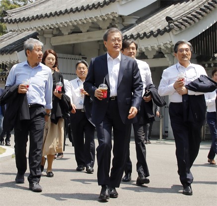 文대통령, 취임 2년 되는 날 삼청동서 참모들과 청국장 오찬