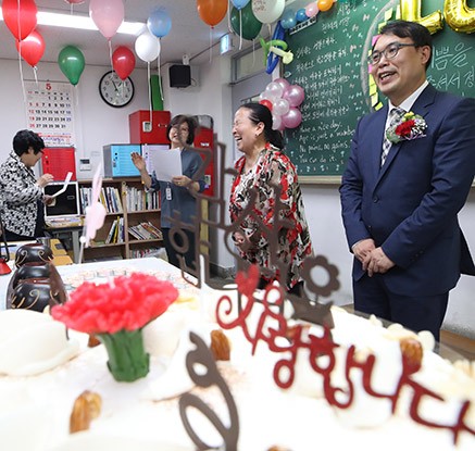 ′선생님 감사합니다′..오늘은 스승의 날