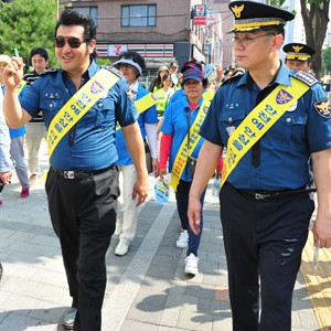 배우 김보성, 서울서부서 합동순찰 나서