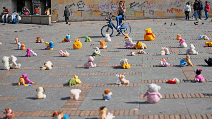 '광장에 가득한 인형들'…콜롬비아 아동 성 학대 예방 촉구 행사