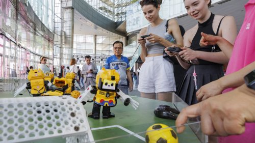 교육용 로봇으로 축구 경기체험…'강남 로봇 페스티벌'