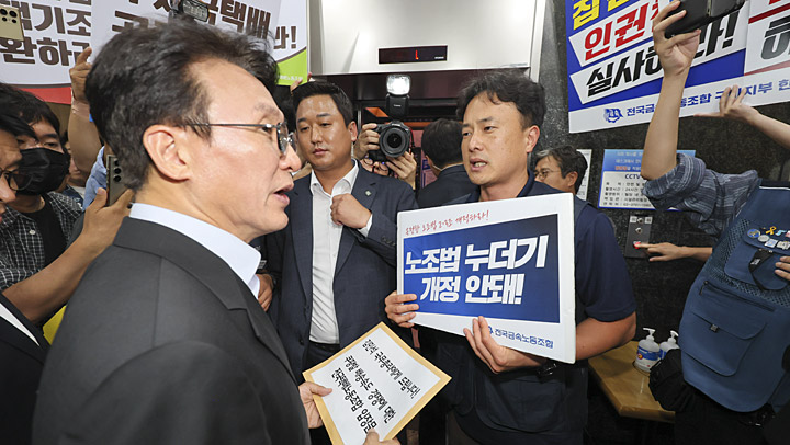 민주노총 현안 요구안 전달받은 김민석 국무총리