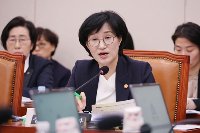 성평등장관, '위안부 문제 불가역적 해결' 일본 입장 "부적절"