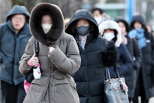전국 수은주 '뚝'…한파 속 시민들 두꺼운 외투로 '중무장'