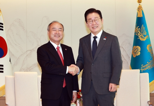 李대통령, 손정의 만나 %22AI, 상·하수도 같은 초보적 인프라로%22