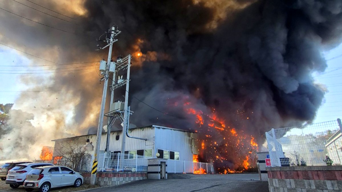확산하는 검은 연기…칠곡 섬유공장 화재