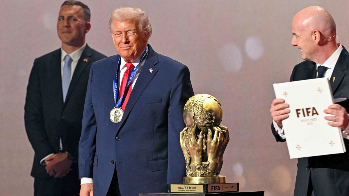 노벨상 놓친 트럼프, 신설 FIFA평화상 수상…%22내인생의 큰 영예%22